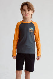 Traje de baño naranjo con mangas largas y detalle de surfista en el pecho