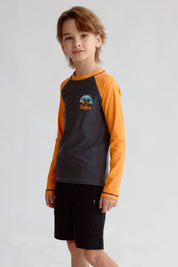 Traje de baño naranjo con mangas largas y detalle de surfista en el pecho