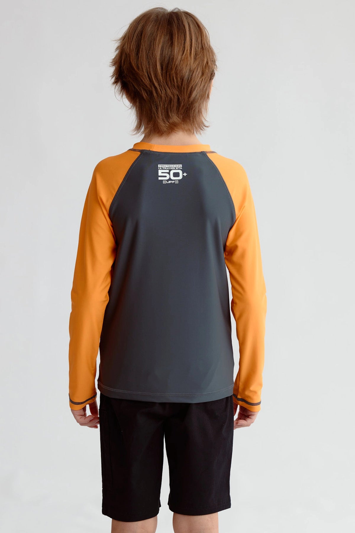 Traje de baño naranjo con mangas largas y detalle de surfista en el pecho