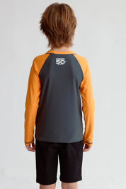 Traje de baño naranjo con mangas largas y detalle de surfista en el pecho