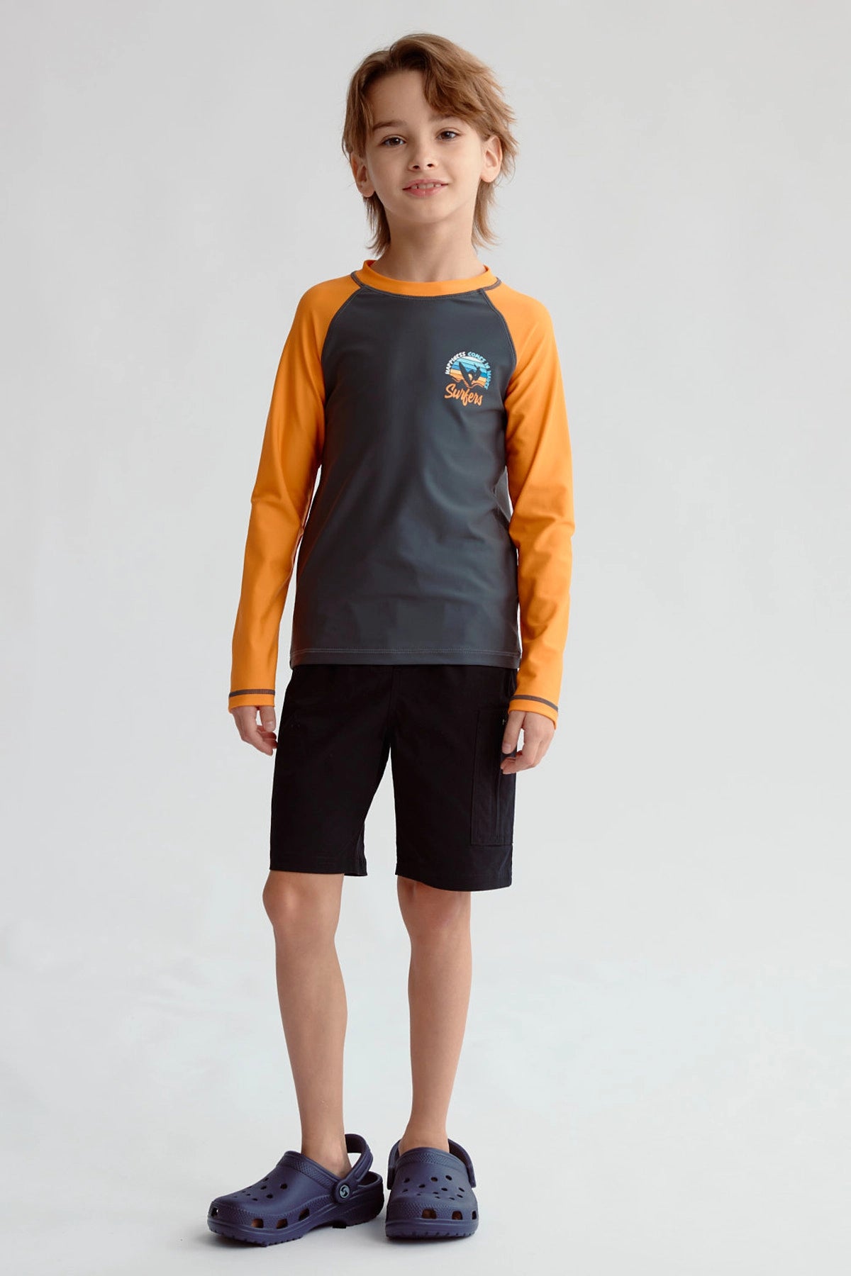 Traje de baño naranjo con mangas largas y detalle de surfista en el pecho