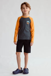 Traje de baño naranjo con mangas largas y detalle de surfista en el pecho