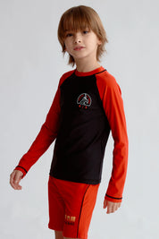 Traje de baño niño rojo con mangas largas negras y estampado de Surf Club en el pecho