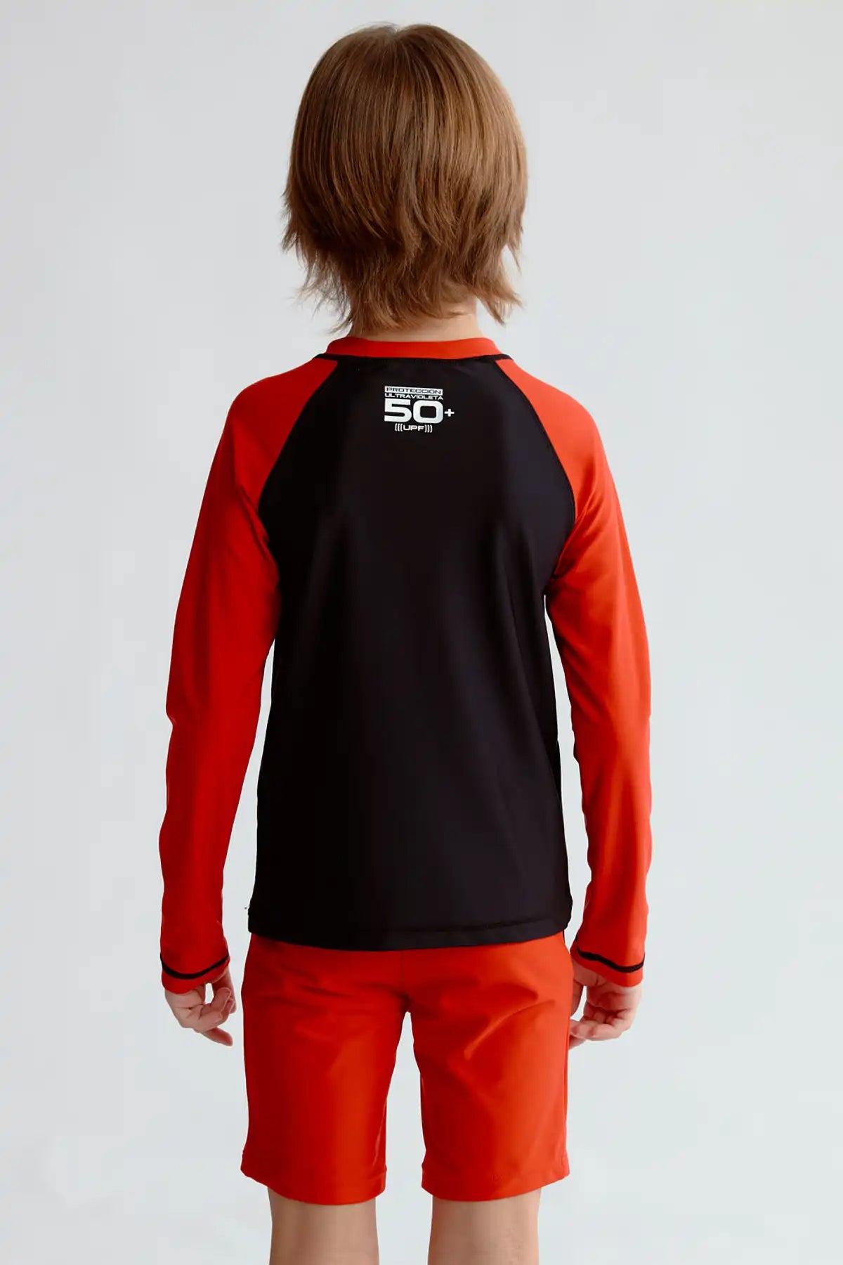 Traje de baño niño rojo con mangas largas negras y estampado de Surf Club en el pecho