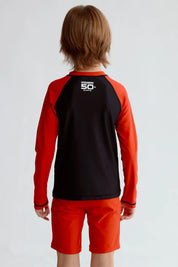 Traje de baño niño rojo con mangas largas negras y estampado de Surf Club en el pecho