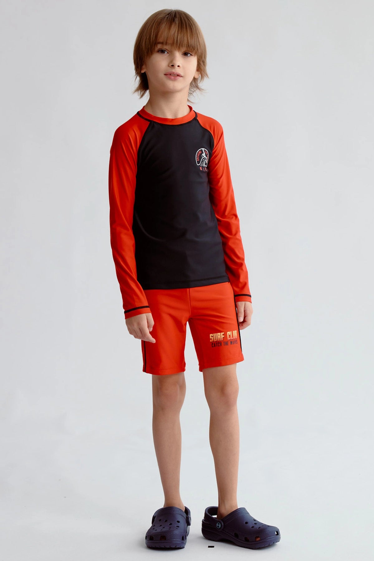 Traje de baño niño rojo con mangas largas negras y estampado de Surf Club en el pecho