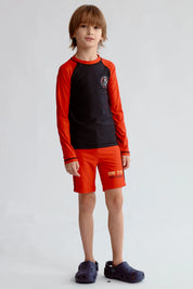 Traje de baño niño rojo con mangas largas negras y estampado de Surf Club en el pecho