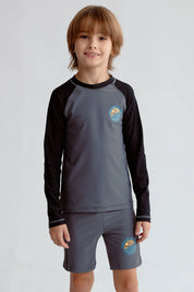 Traje de baño negro con filtro UV para niño con mangas largas y estampado en el pecho