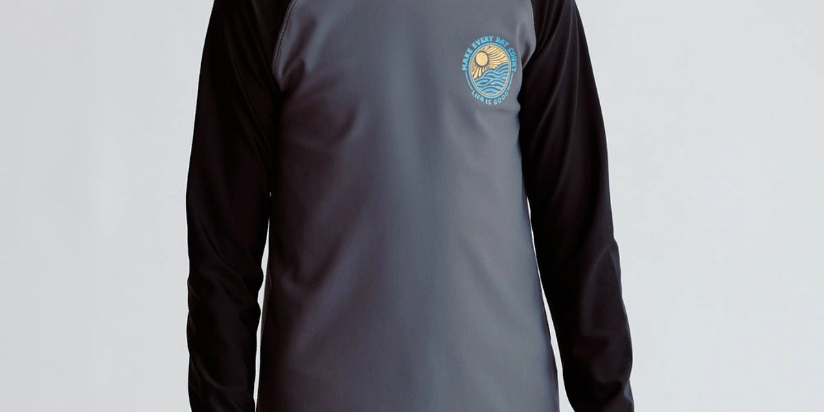 Traje de baño negro con filtro UV para niño con mangas largas y estampado en el pecho