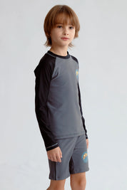 Traje de baño negro con filtro UV para niño con mangas largas y estampado en el pecho