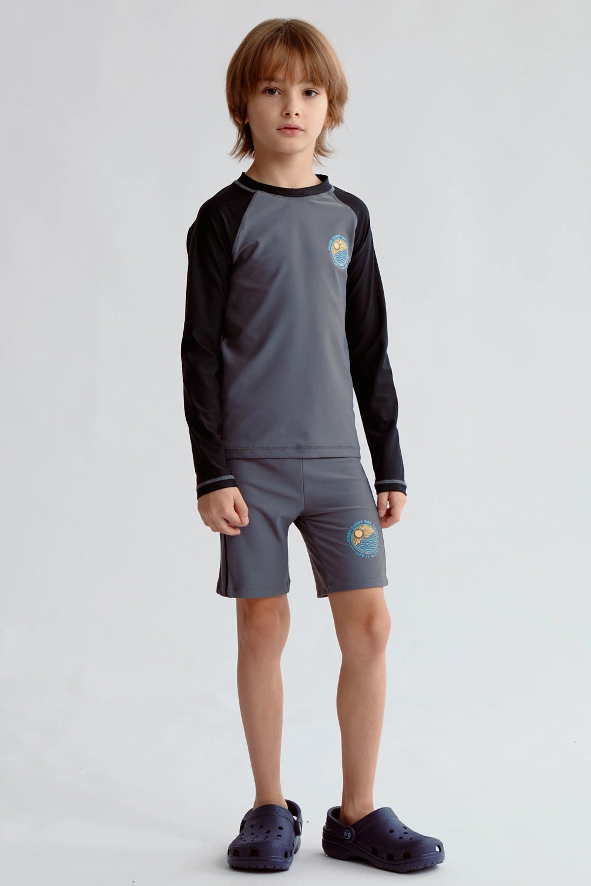 Traje de baño negro con filtro UV para niño con mangas largas y estampado en el pecho