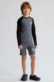 Traje de baño negro con filtro UV para niño con mangas largas y estampado en el pecho