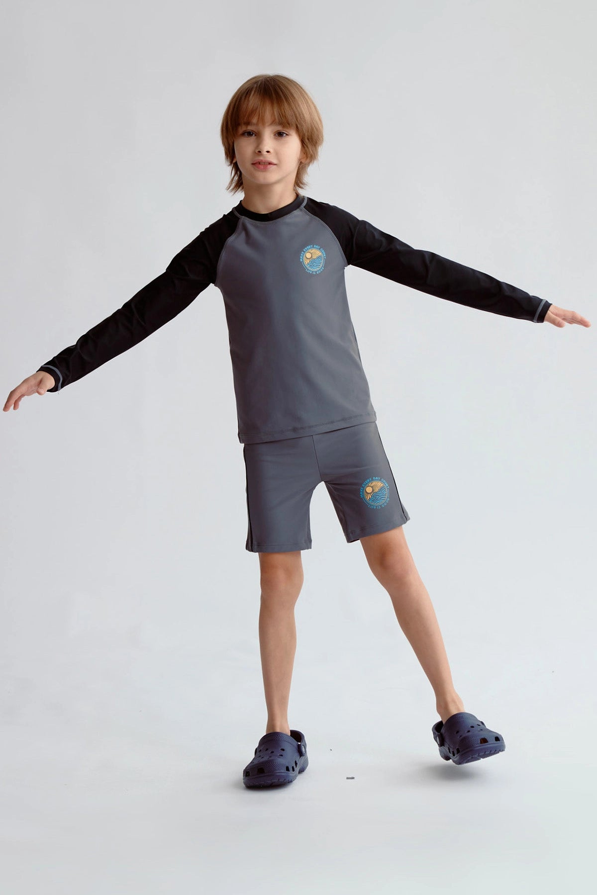 Traje de baño negro con filtro UV para niño con mangas largas y estampado en el pecho