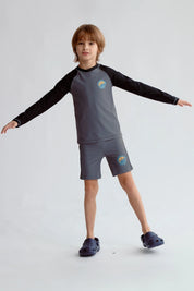 Traje de baño negro con filtro UV para niño con mangas largas y estampado en el pecho