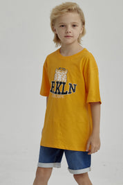 Polera naranjo de niño con estampa de tigre y texto BRKLN al frente en estilo deportivo casual
