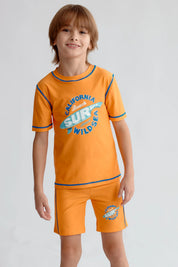 Traje de baño niño naranjo con estampado California Beach y detalles en azul