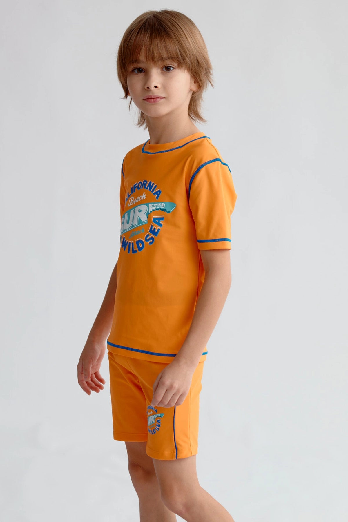 Traje de baño niño naranjo con estampado California Beach y detalles en azul