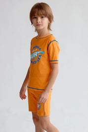 Traje de baño niño naranjo con estampado California Beach y detalles en azul