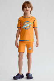 Traje de baño niño naranjo con estampado California Beach y detalles en azul