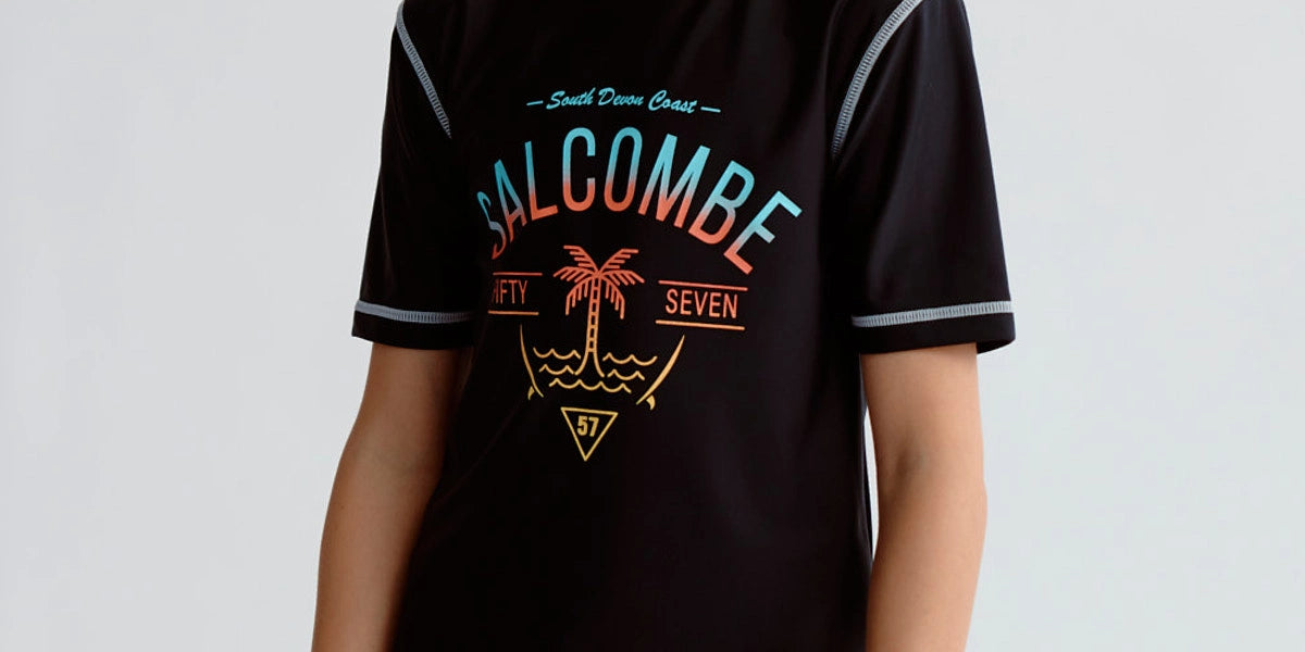 Traje de baño negro para niño con estampado colorido Salcombe y costuras contrastantes