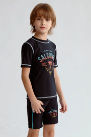 Traje de baño negro para niño con estampado colorido Salcombe y costuras contrastantes