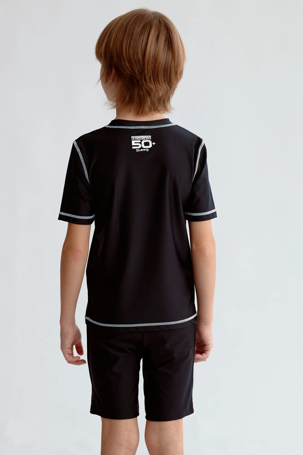 Traje de baño negro para niño con estampado colorido Salcombe y costuras contrastantes