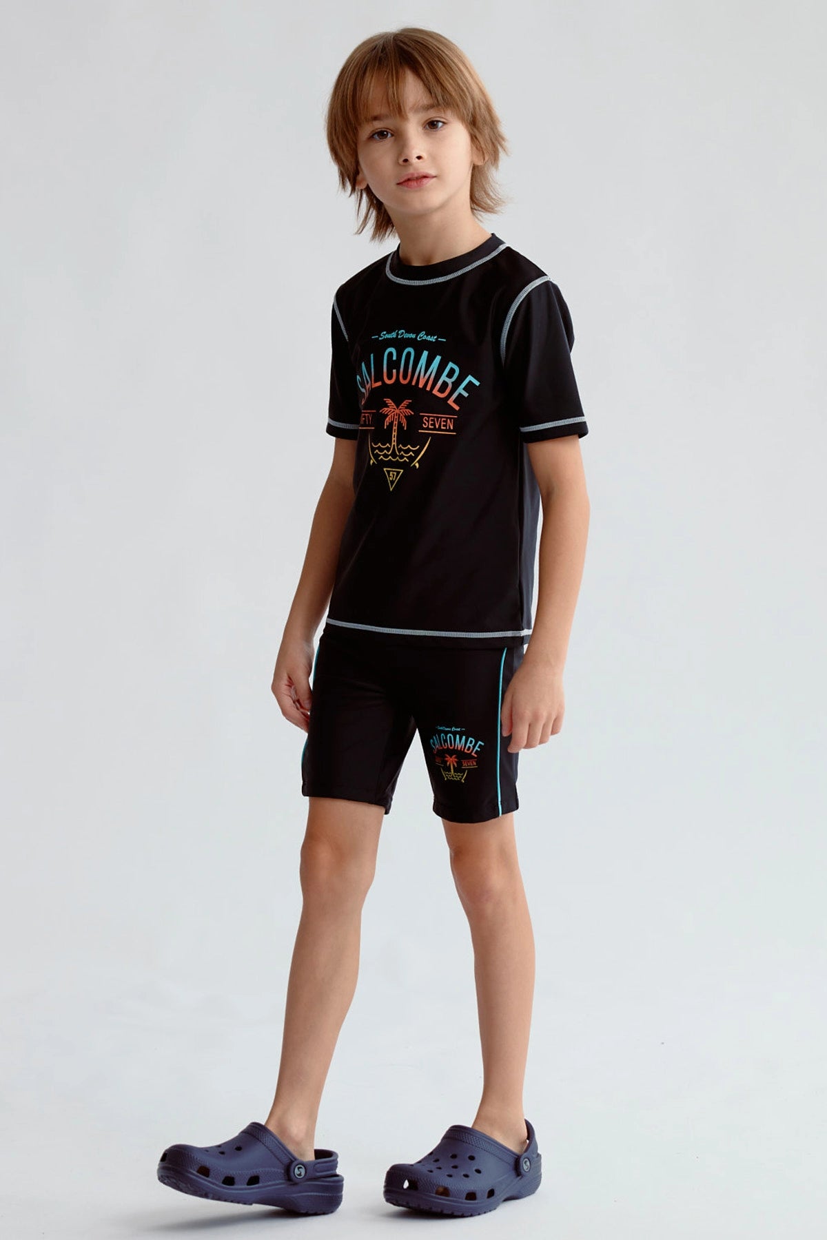 Traje de baño negro para niño con estampado colorido Salcombe y costuras contrastantes