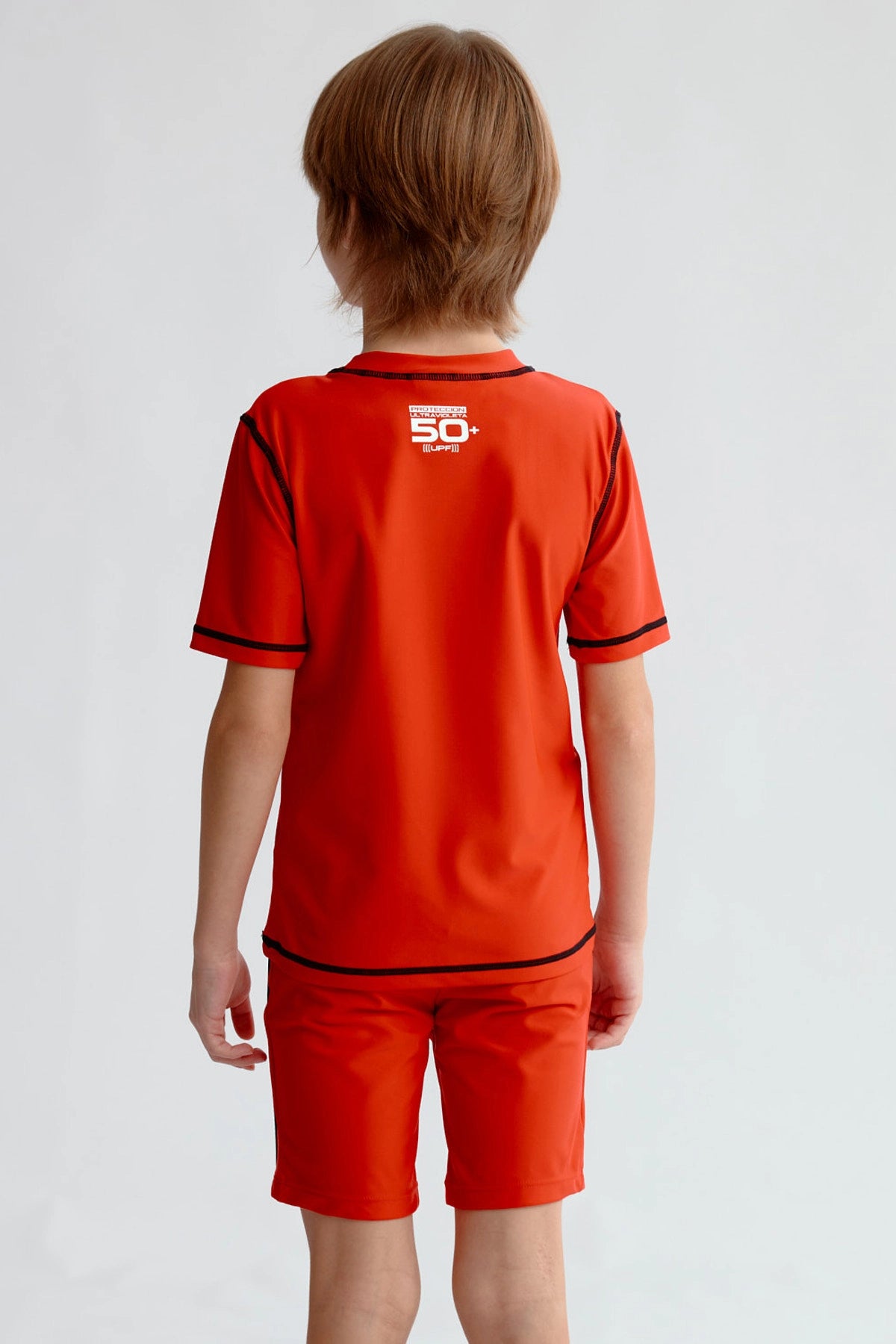 Traje de baño rojo niño con diseño Surf Club Catch the Waves palmeras y tablas de surf