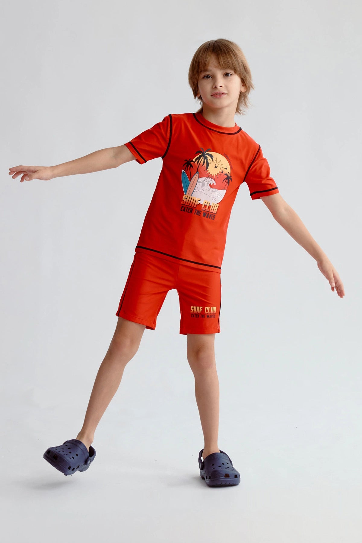 Traje de baño rojo niño con diseño Surf Club Catch the Waves palmeras y tablas de surf