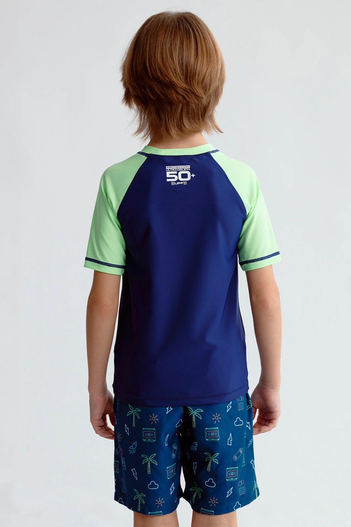 Traje de baño azul oscuro con camiseta de mangas verdes y estampado Surfing en el pecho