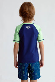 Traje de baño azul oscuro con camiseta de mangas verdes y estampado Surfing en el pecho