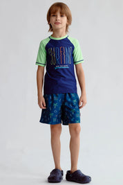 Traje de baño azul oscuro con camiseta de mangas verdes y estampado Surfing en el pecho