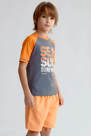 Traje de baño niño gris y naranja con estampado de Sea Sun Surfing