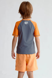 Traje de baño niño gris y naranja con estampado de Sea Sun Surfing