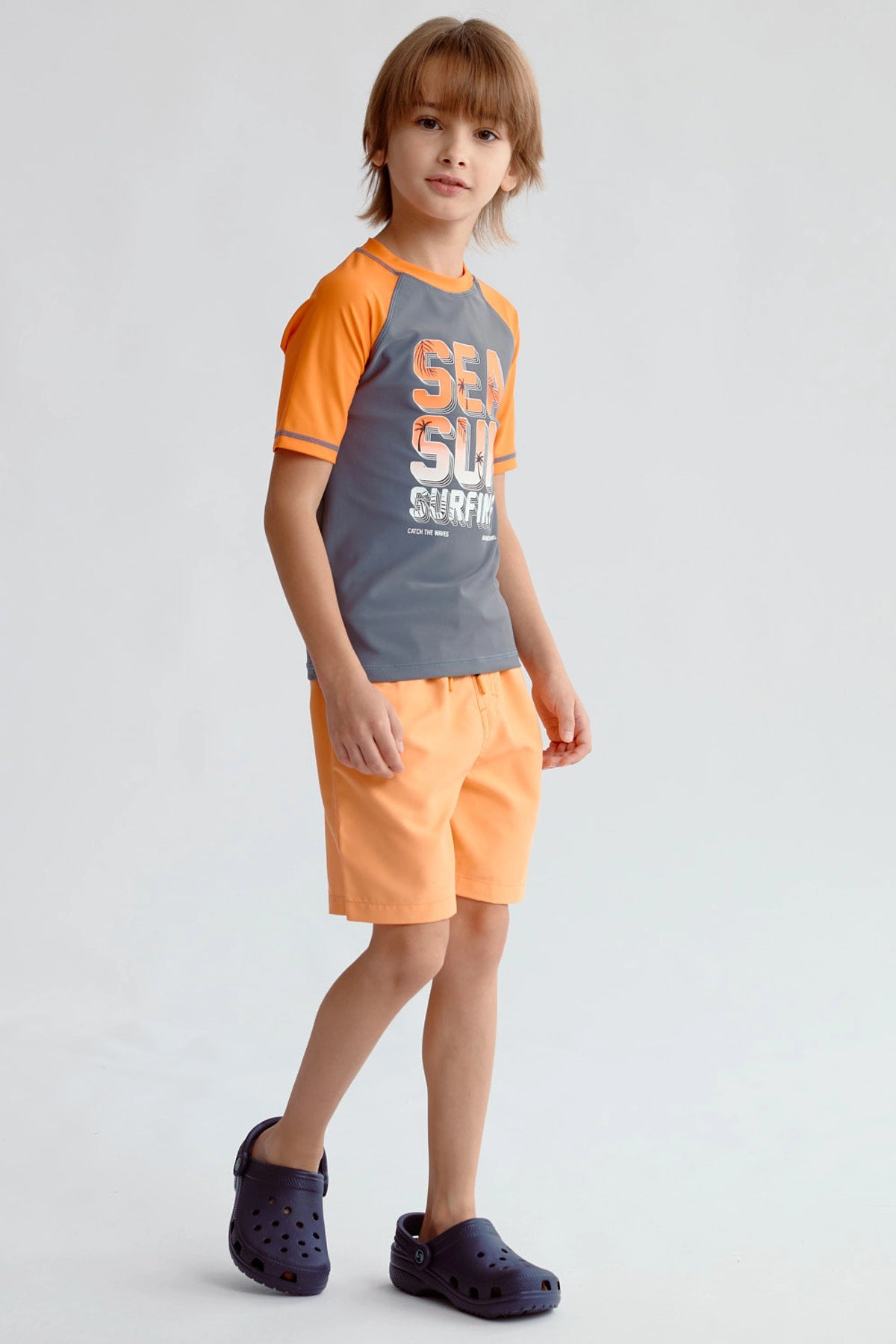 Traje de baño niño gris y naranja con estampado de Sea Sun Surfing