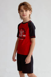 Traje de baño rojo con mangas negras y diseño de palmera y texto Surf Riders California