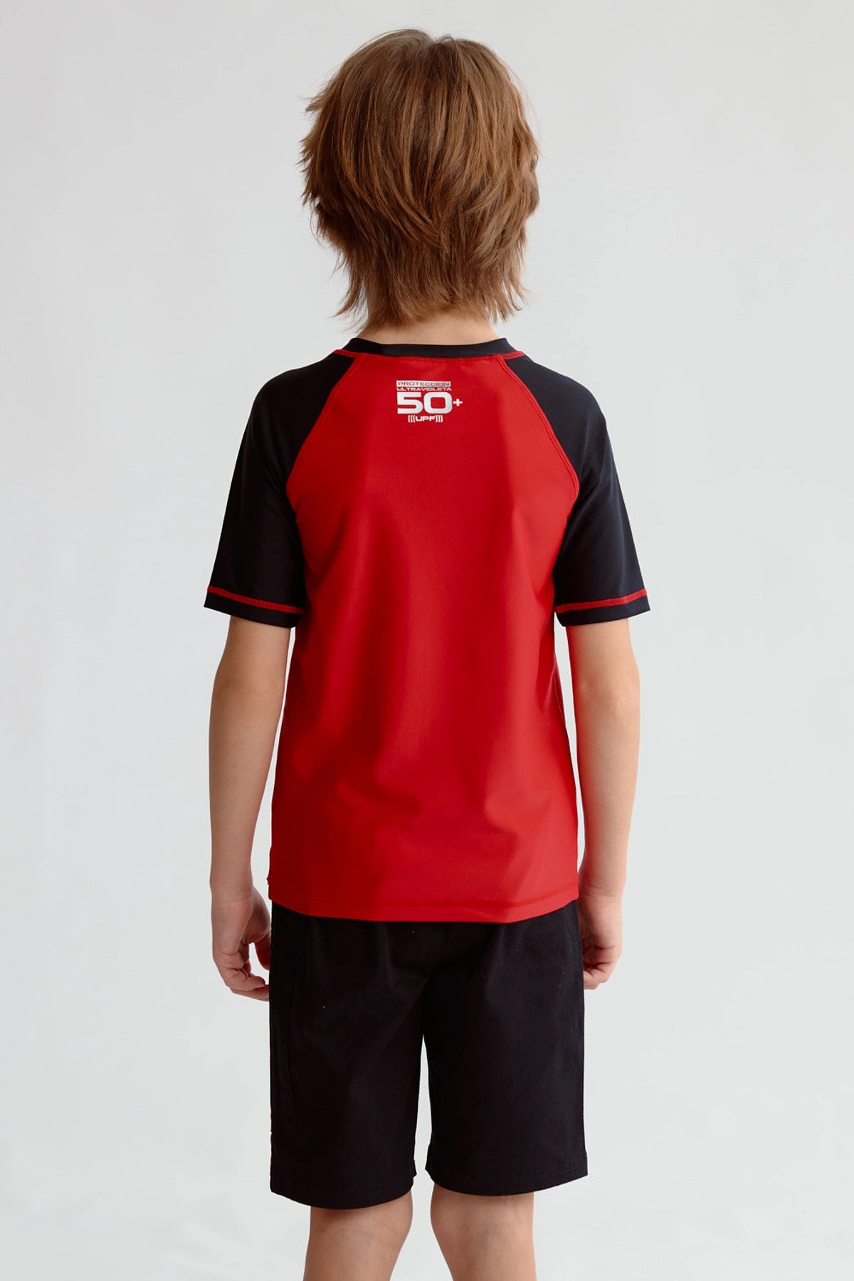 Traje de baño rojo con mangas negras y diseño de palmera y texto Surf Riders California