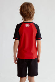 Traje de baño rojo con mangas negras y diseño de palmera y texto Surf Riders California