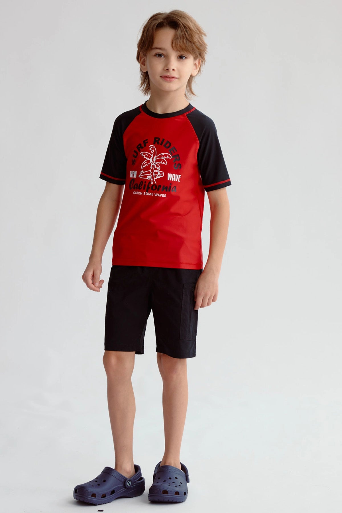 Traje de baño rojo con mangas negras y diseño de palmera y texto Surf Riders California