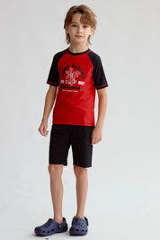 Traje de baño rojo con mangas negras y diseño de palmera y texto Surf Riders California