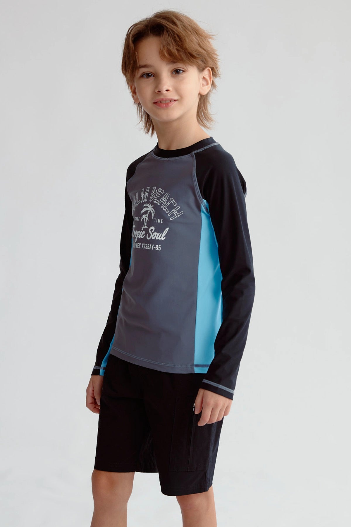 Traje de baño gris para niño con estampado de Palm Beach y detalles en azul y negro