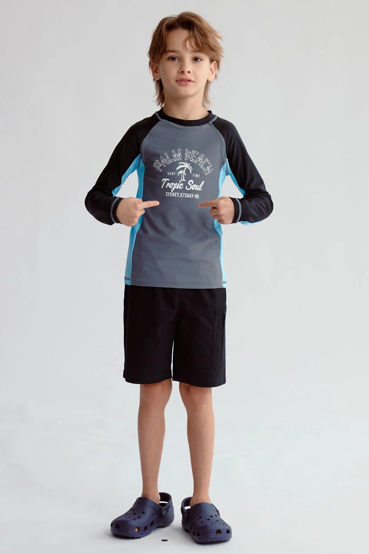 Traje de baño gris para niño con estampado de Palm Beach y detalles en azul y negro