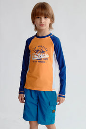 Traje de baño naranjo con mangas azules y diseño de California en el pecho