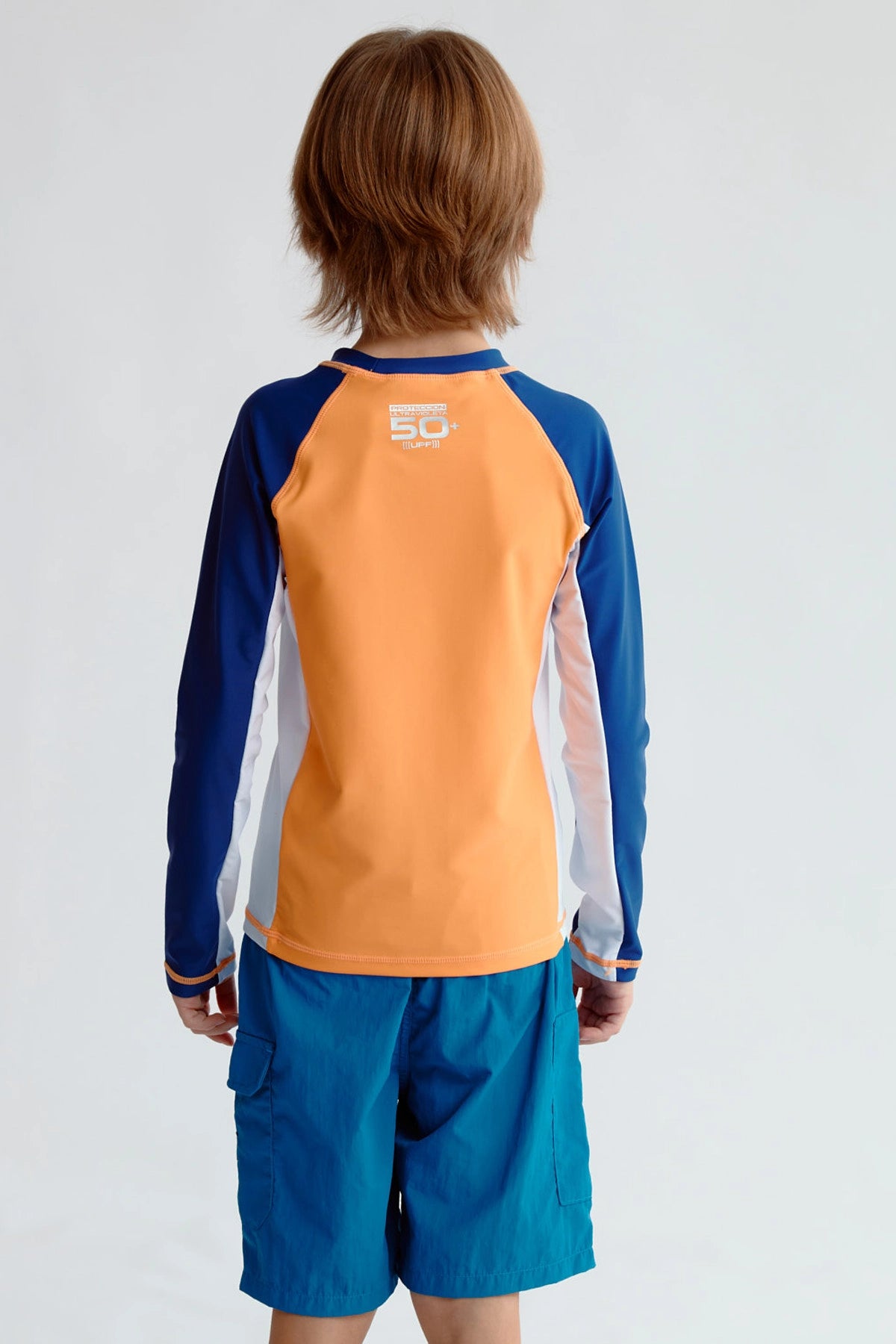 Traje de baño naranjo con mangas azules y diseño de California en el pecho