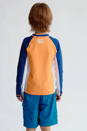 Traje de baño naranjo con mangas azules y diseño de California en el pecho