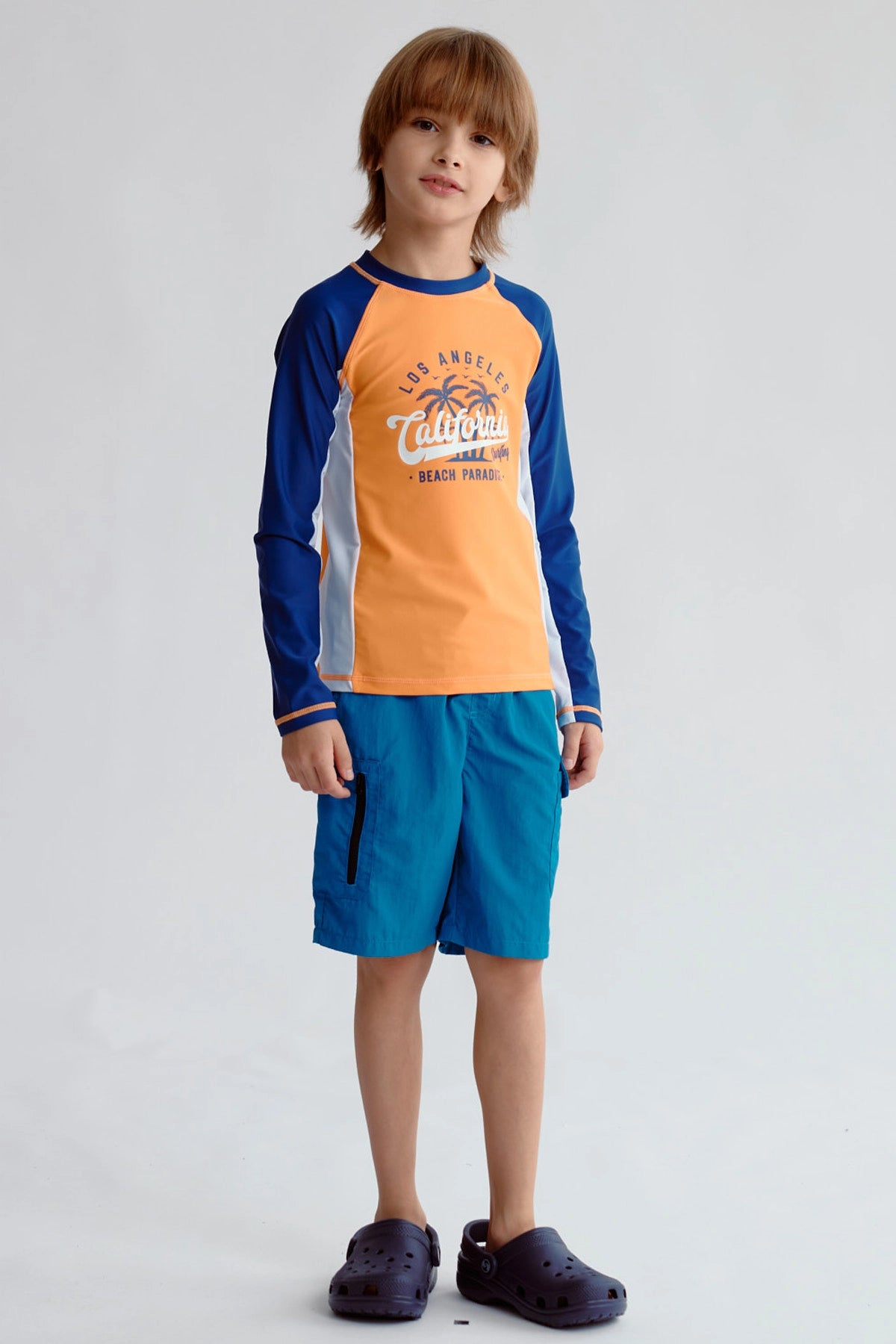 Traje de baño naranjo con mangas azules y diseño de California en el pecho