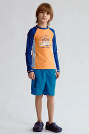 Traje de baño naranjo con mangas azules y diseño de California en el pecho