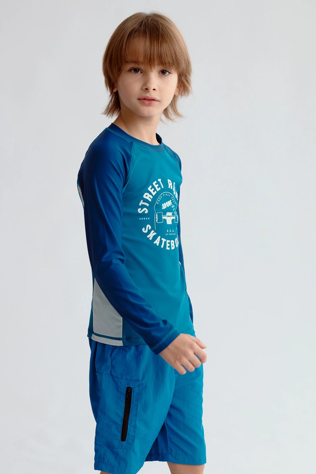 Traje de baño niño verde oscuro con filtro UV diseño Street Riders en camiseta manga larga