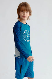 Traje de baño niño verde oscuro con filtro UV diseño Street Riders en camiseta manga larga