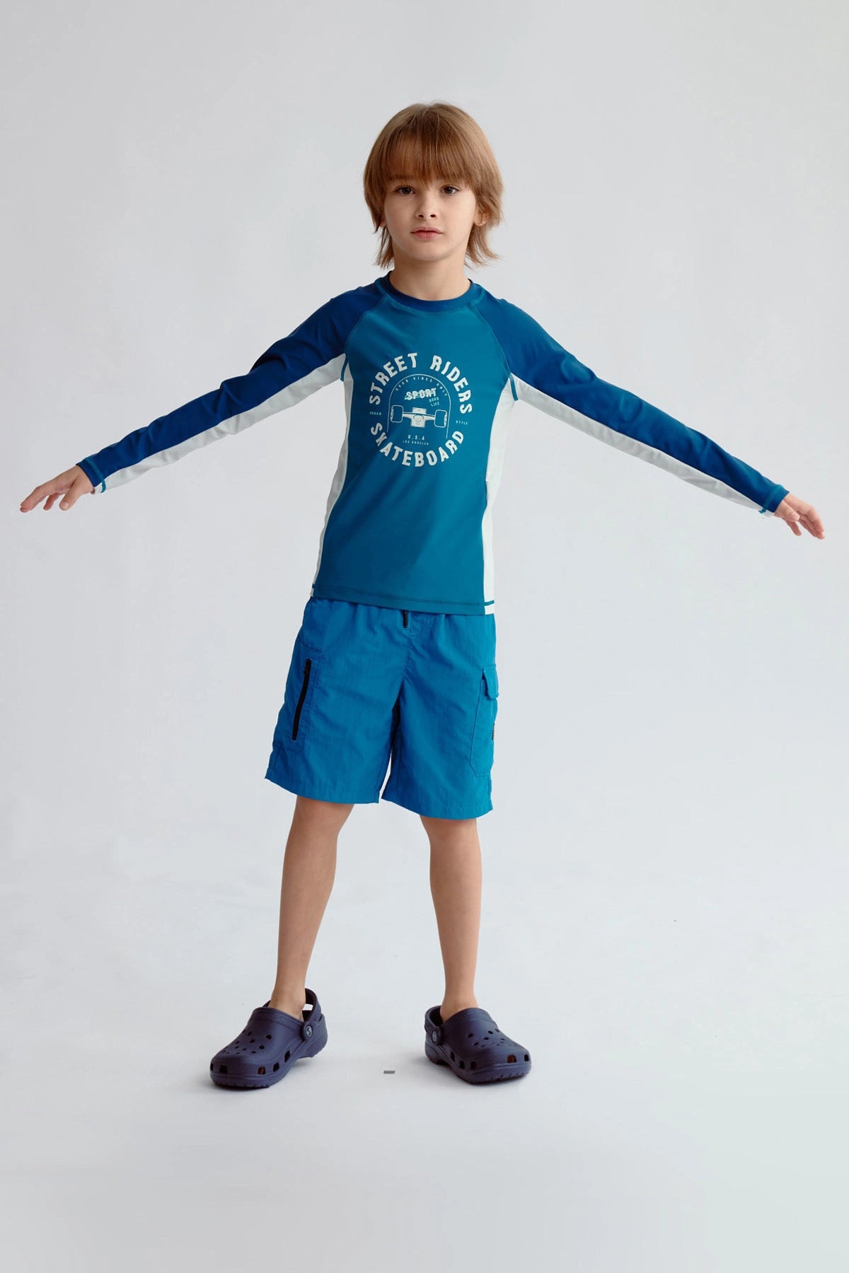 Traje de baño niño verde oscuro con filtro UV diseño Street Riders en camiseta manga larga